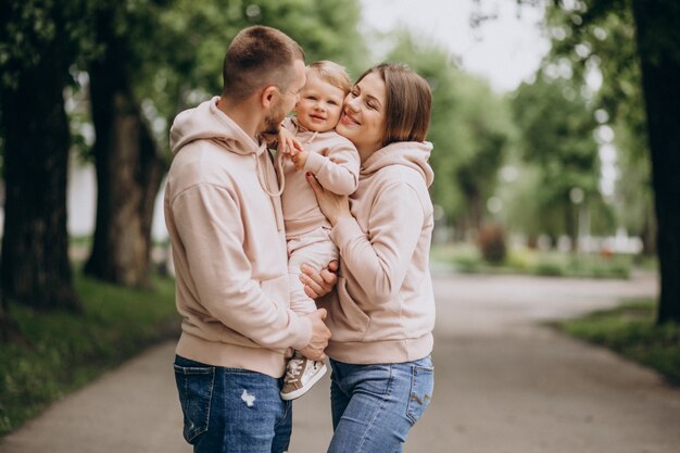 Familia joven con su pequeño bebé niño en el parque