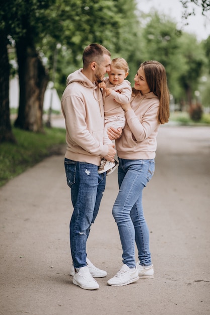 Familia joven con su pequeño bebé niño en el parque