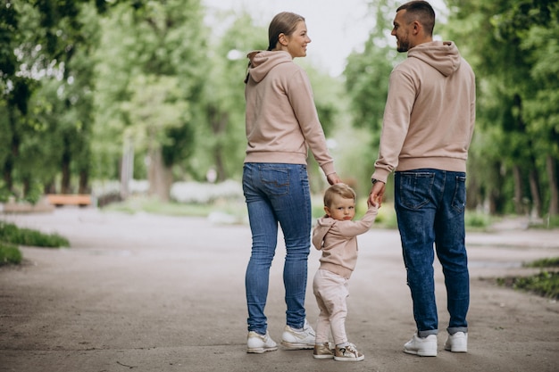 Familia joven con su pequeño bebé niño en el parque