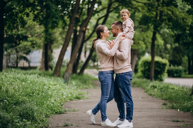 Familia joven con su pequeño bebé niño en el parque