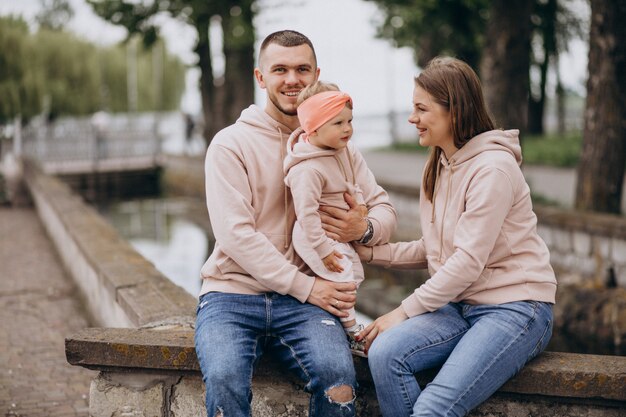 Familia joven con su pequeño bebé niño en el parque