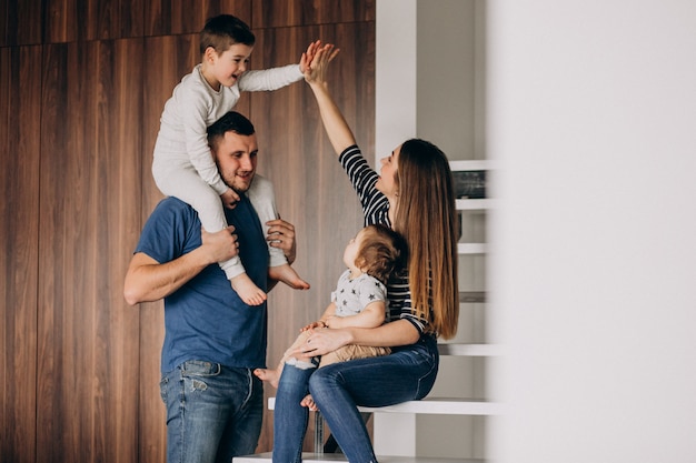 Familia joven con su pequeño hijo en casa divirtiéndose