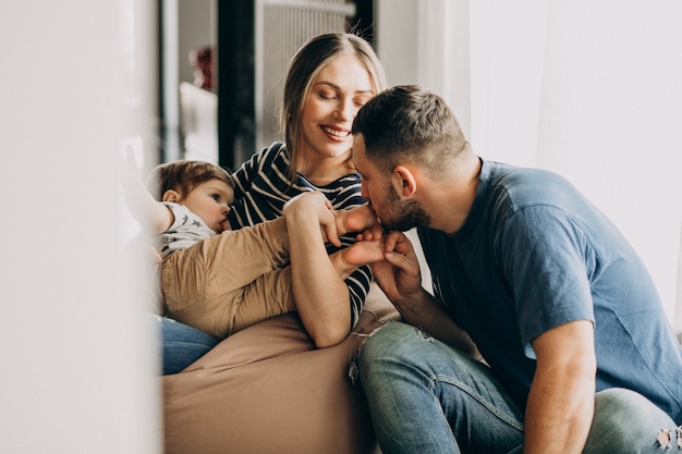 Foto gratuita familia joven con su pequeño hijo en casa divirtiéndose