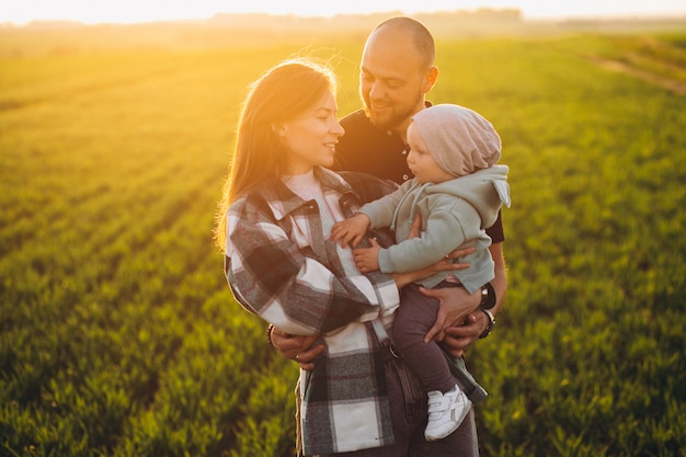 Familia joven con sus hijos divirtiéndose en el campo