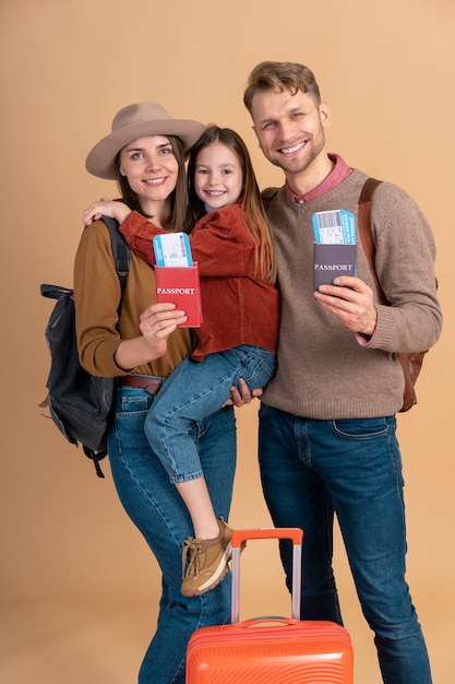 Familia joven de tres posando juntos antes de viajar de vacaciones