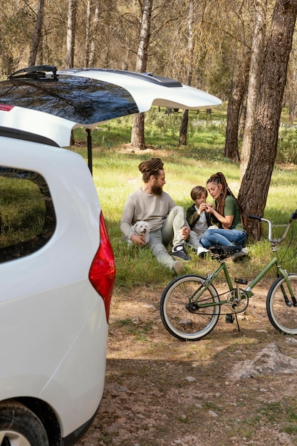 Familia joven, en, viaje, descanso