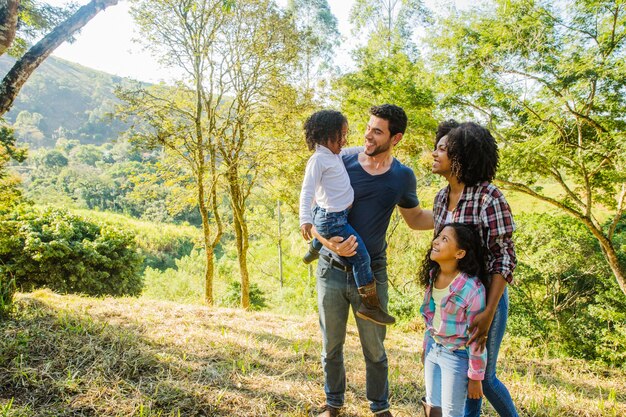 Familia joven visitando el campo