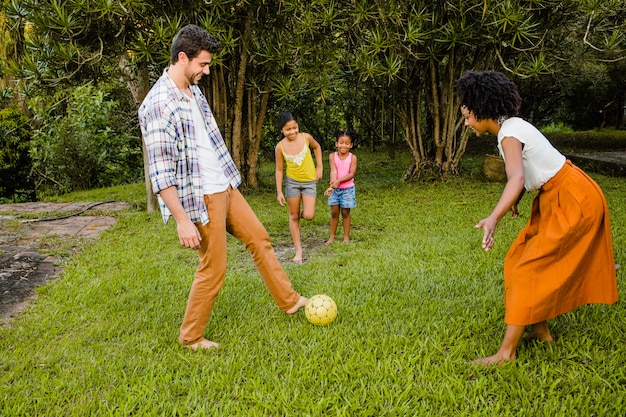 Familia jugando al fútbol