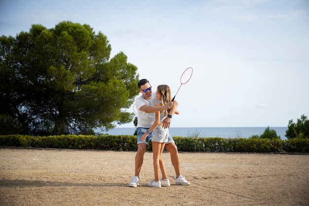 Familia jugando bádminton tiro completo