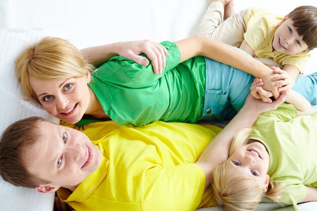 Familia jugando en la cama