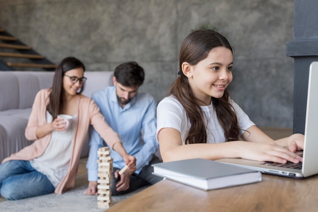 Familia jugando jenga en casa