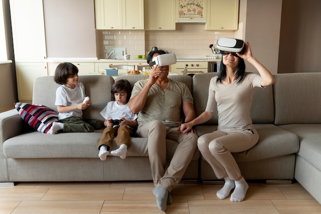 Familia jugando juntos a un juego de realidad virtual