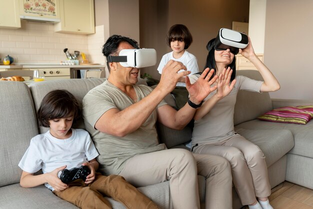 Familia jugando juntos a un juego de realidad virtual