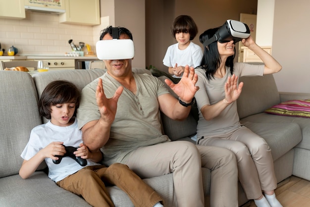 Foto gratuita familia jugando juntos a un juego de realidad virtual