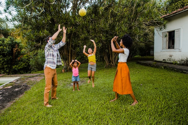 Familia jugando con pelota