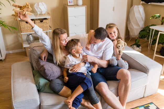 Familia jugando en la sala de estar con juguetes