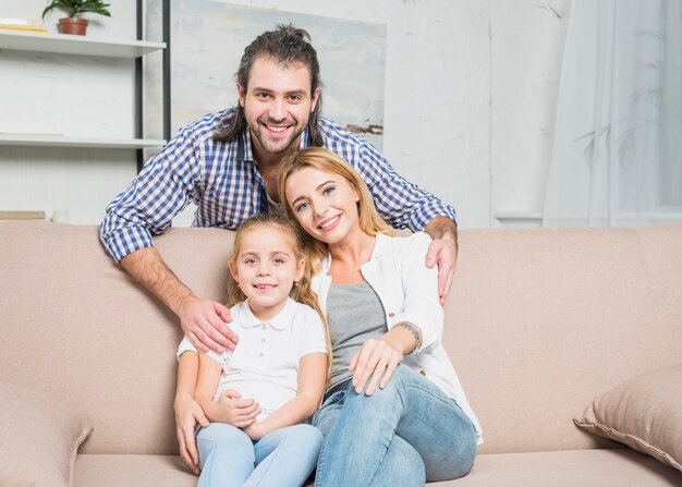 Familia jugando en el sofá 