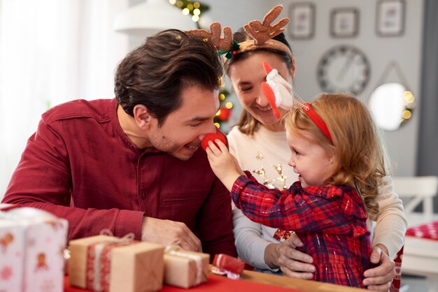 Familia juguetona en Navidad