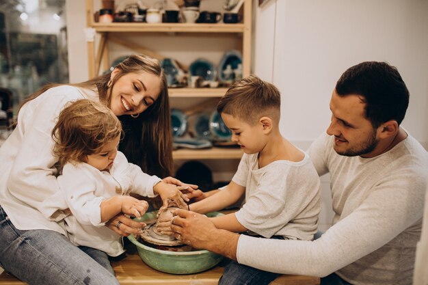 Familia junta fabricando en una clase de cerámica