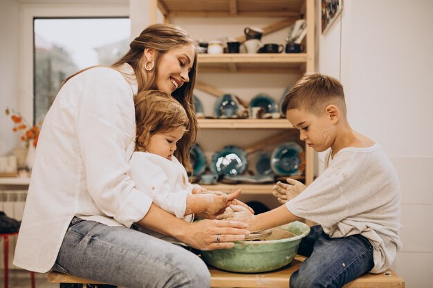 Familia junta fabricando en una clase de cerámica