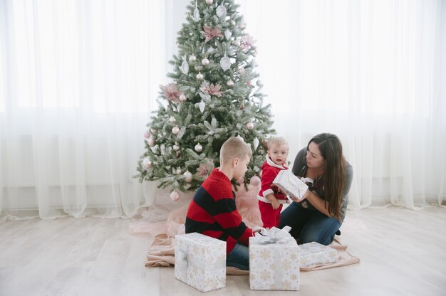 familia junto al árbol de navidad