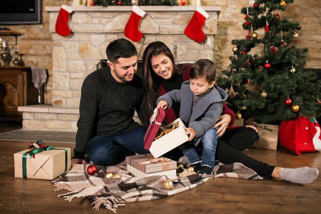 Familia junto a la chimenea en Navidad