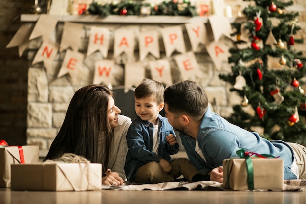 Foto gratuita familia junto a la chimenea en navidad