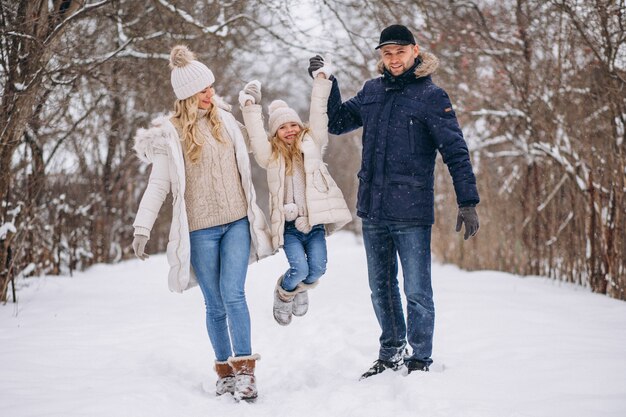 Familia juntos en un parque de invierno