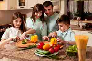 Foto gratuita familia juntos preparando comida en la cocina