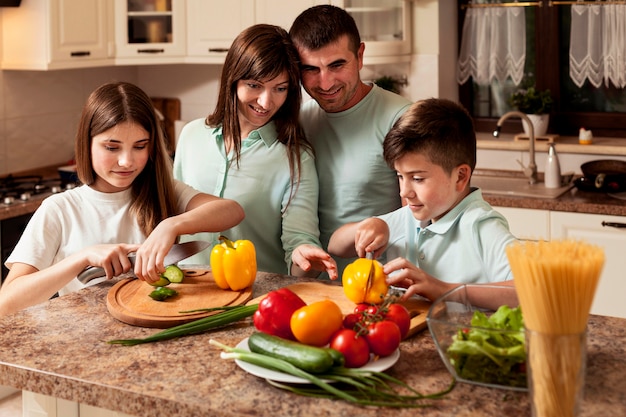 Familia juntos preparando comida en la cocina