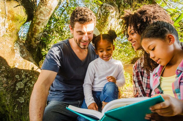 Familia leyendo un libro