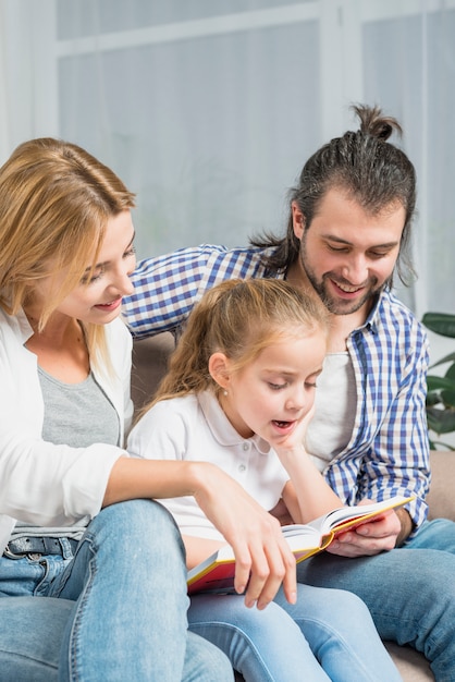 Familia leyendo en el sofá