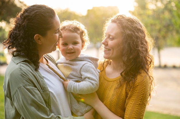 Familia Lgbt al aire libre en el parque divirtiéndose juntos