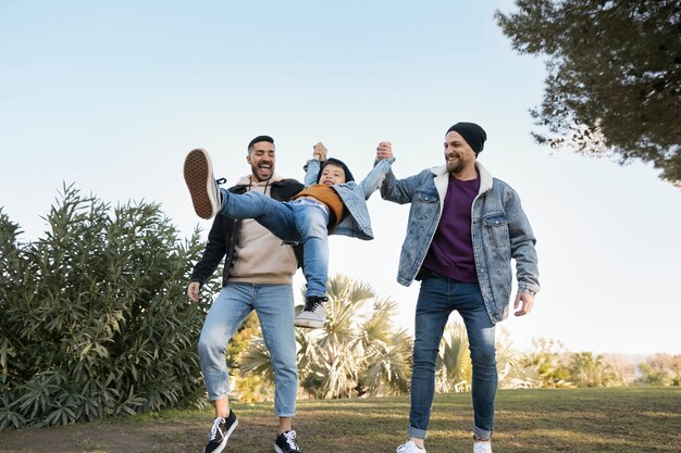 Familia lgbt de tiro completo con niño