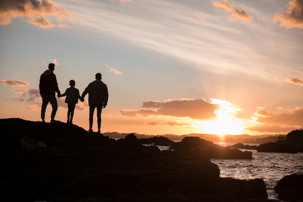 Familia lgbt de tiro largo al atardecer