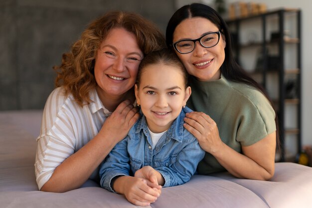 Familia lgtbiq disfrutando de la vida juntos