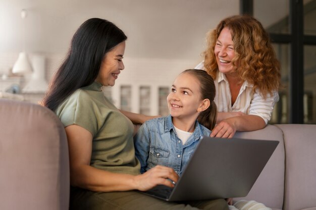 Familia lgtbiq disfrutando de la vida juntos