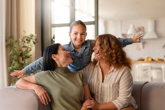 Familia lgtbiq disfrutando de la vida juntos