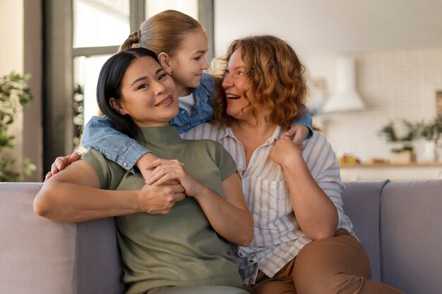 Familia lgtbiq disfrutando de la vida juntos