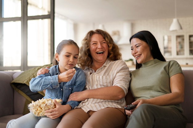 Familia lgtbiq disfrutando de la vida juntos