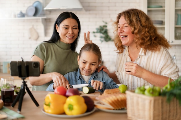 Foto gratuita familia lgtbiq disfrutando de la vida juntos