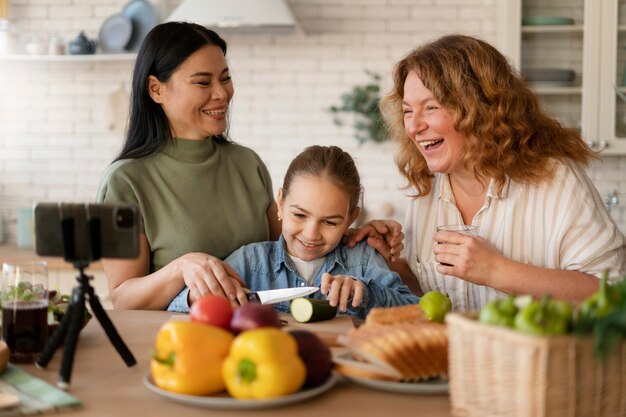 Familia lgtbiq disfrutando de la vida juntos