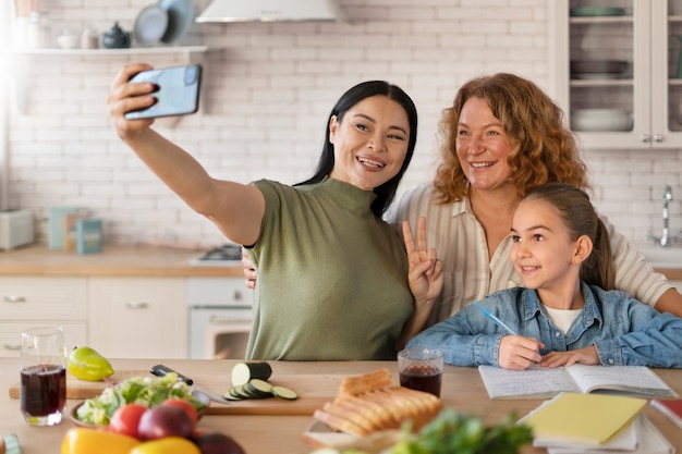 Familia lgtbiq disfrutando de la vida juntos