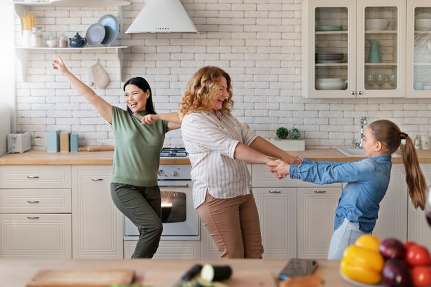 Familia lgtbiq disfrutando de la vida juntos