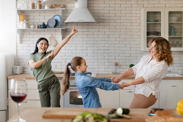 Familia lgtbiq disfrutando de la vida juntos