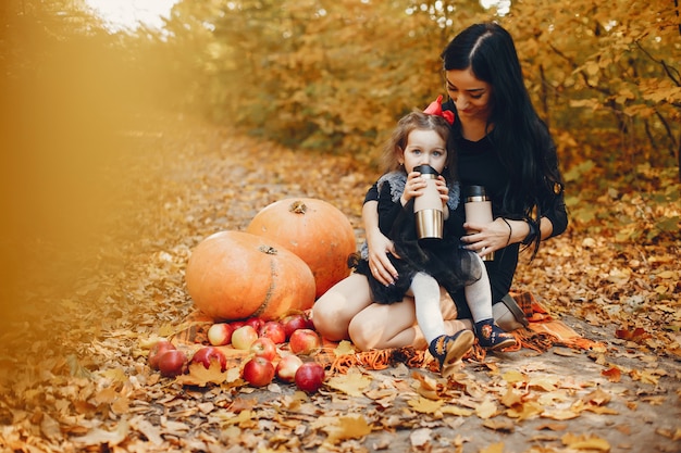 Familia linda y elegante en un parque de otoño