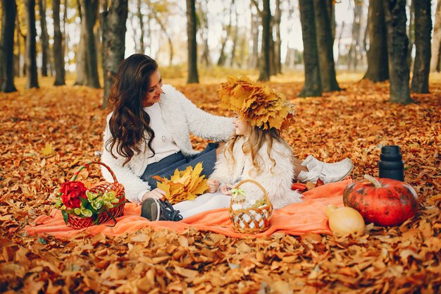 Familia linda y elegante en un parque de otoño