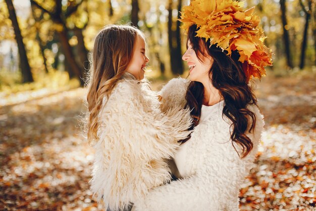 Familia linda y elegante en un parque de otoño