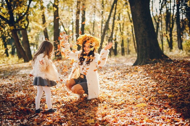 Familia linda y elegante en un parque de otoño