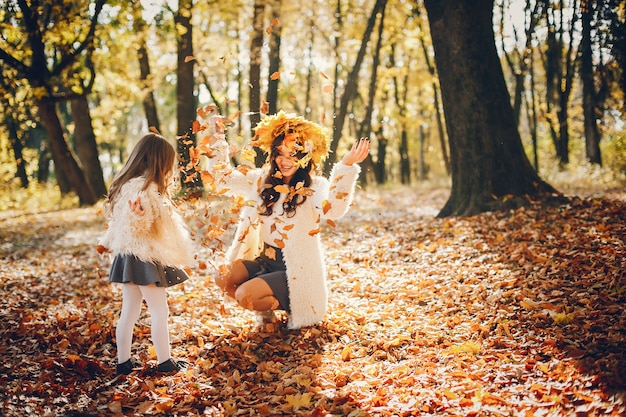 Familia linda y elegante en un parque de otoño